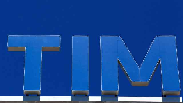 Logo de Telecom Italia (TIM) en sus oficinas de Milán.