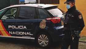Un agente de la Policía Nacional en Ceuta. EP