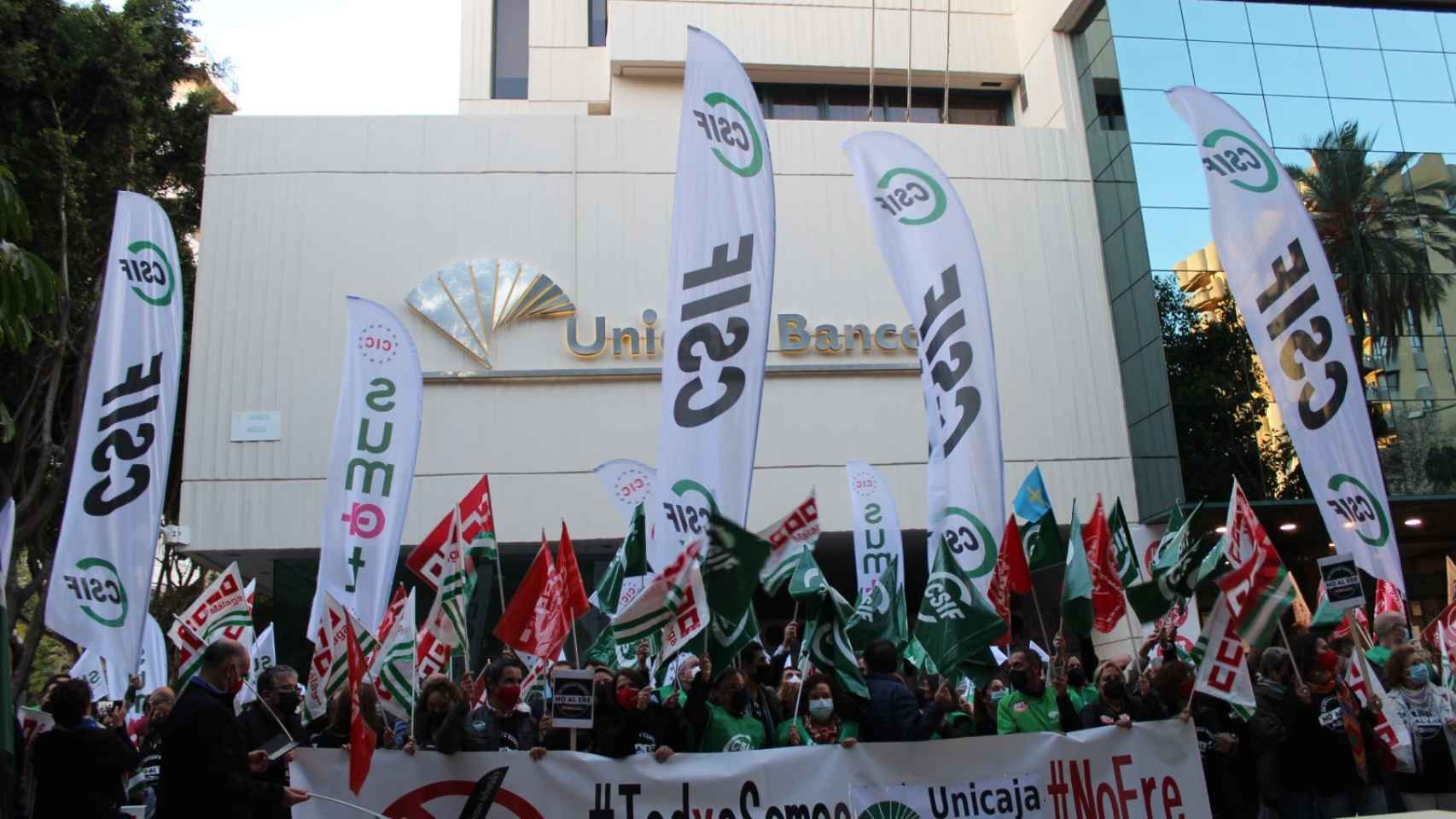Protestas contra los despidos en Unicaja. Foto: CSIF