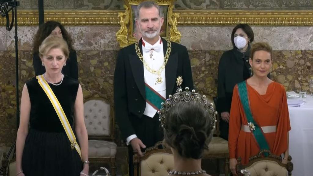 El rey Felipe mira, sorprendido, a la reina Letizia tras ser la primera que se despoja de la mascarilla.