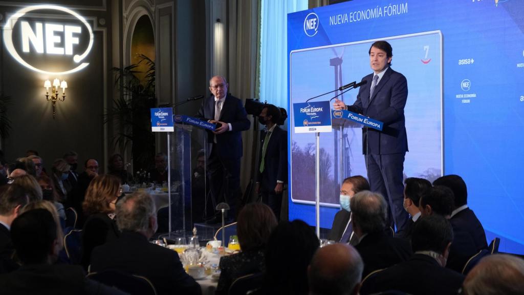 El presidente de la Junta de Castilla y León, Alfonso Fernández Mañueco, en un momento de su interveción en el Foro Nueva Economía en Madrid.