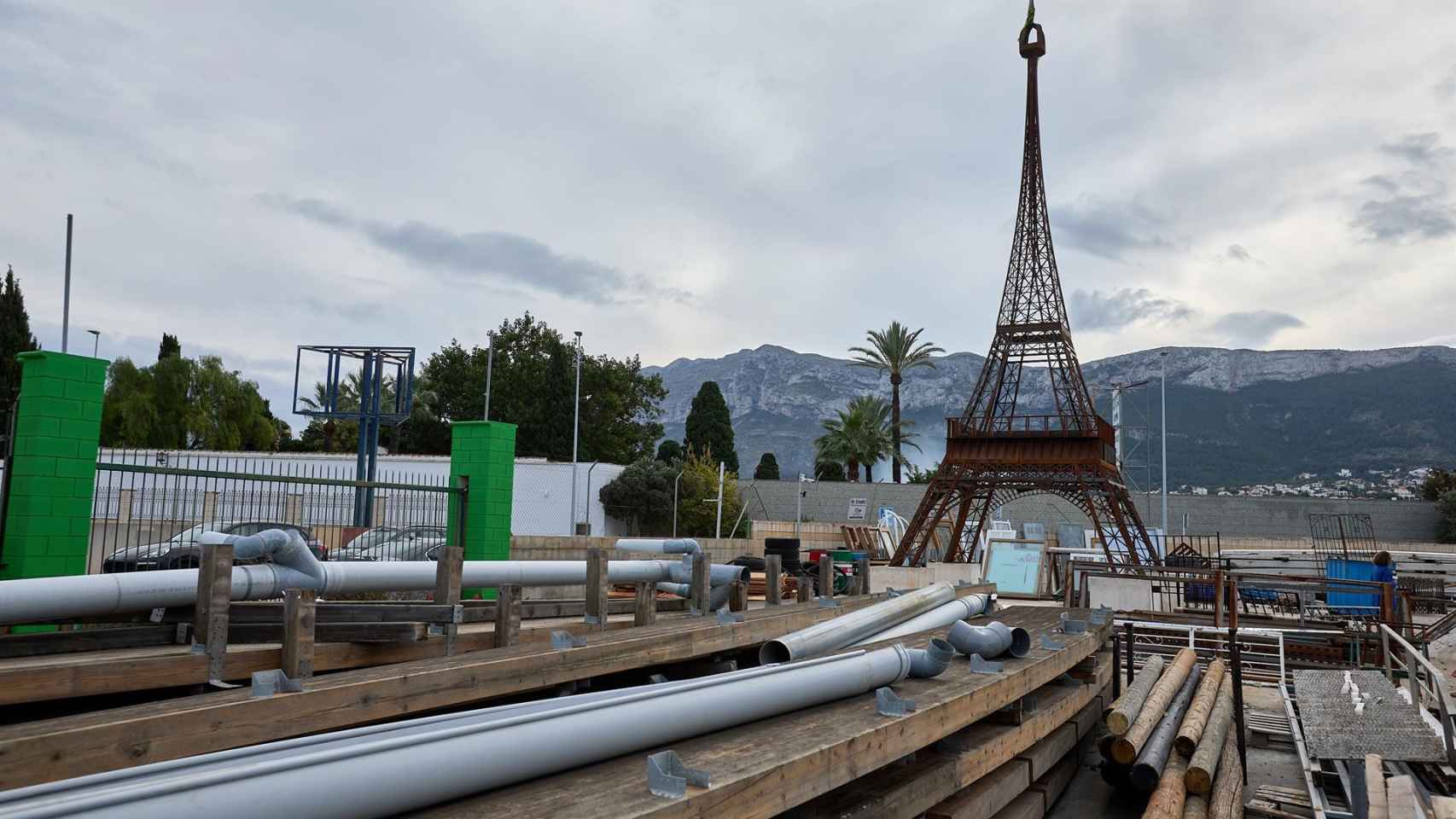 Torre Eiffel de 15 metros y de 3.000 kilos de hierro reciclado en Dénia.