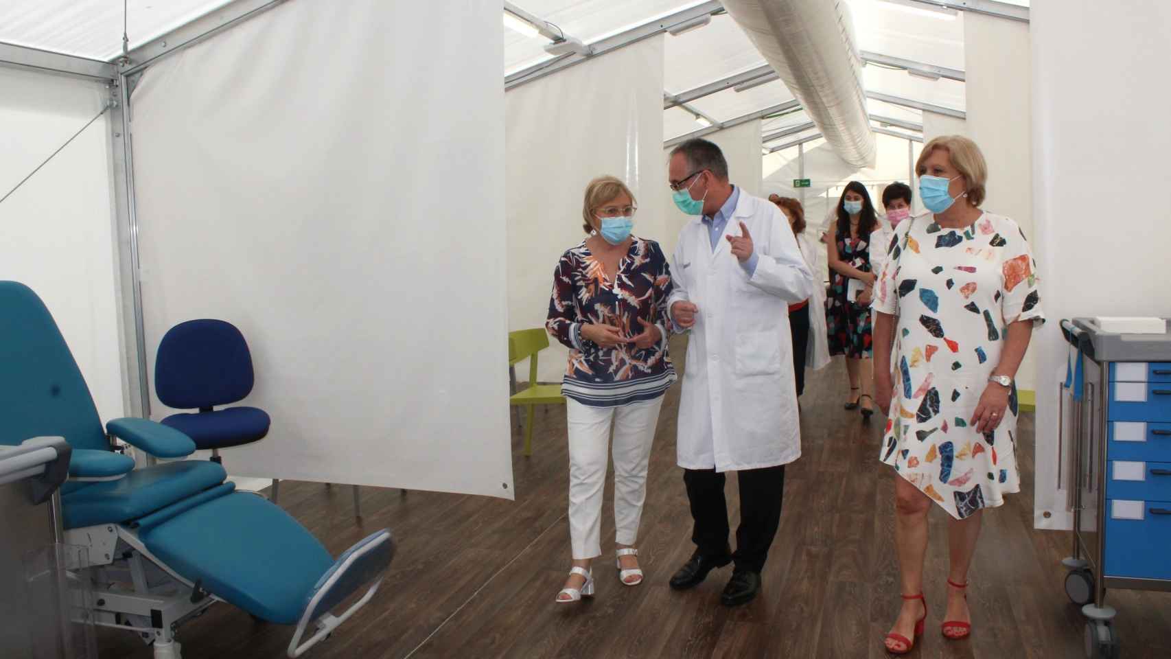 La consellera Ana Barceló en una visita anterior a los centros de vacunación masiva.