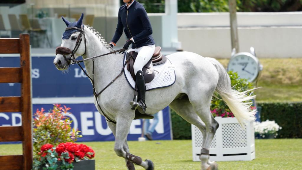 Sira Martínez, con su caballo durante una prueba