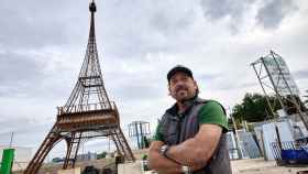 Rafael Martínez junto a su Torre Eiffel de hierro reciclado en Dénia.