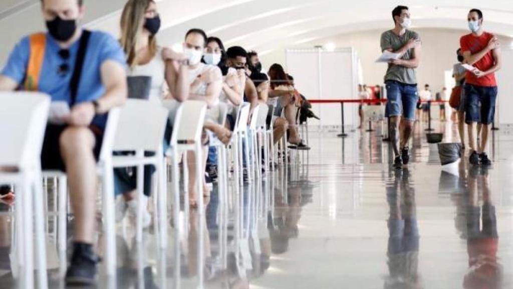 Personas recibiendo la dosis en un centro de vacunación masiva del Consell, en imagen de archivo.