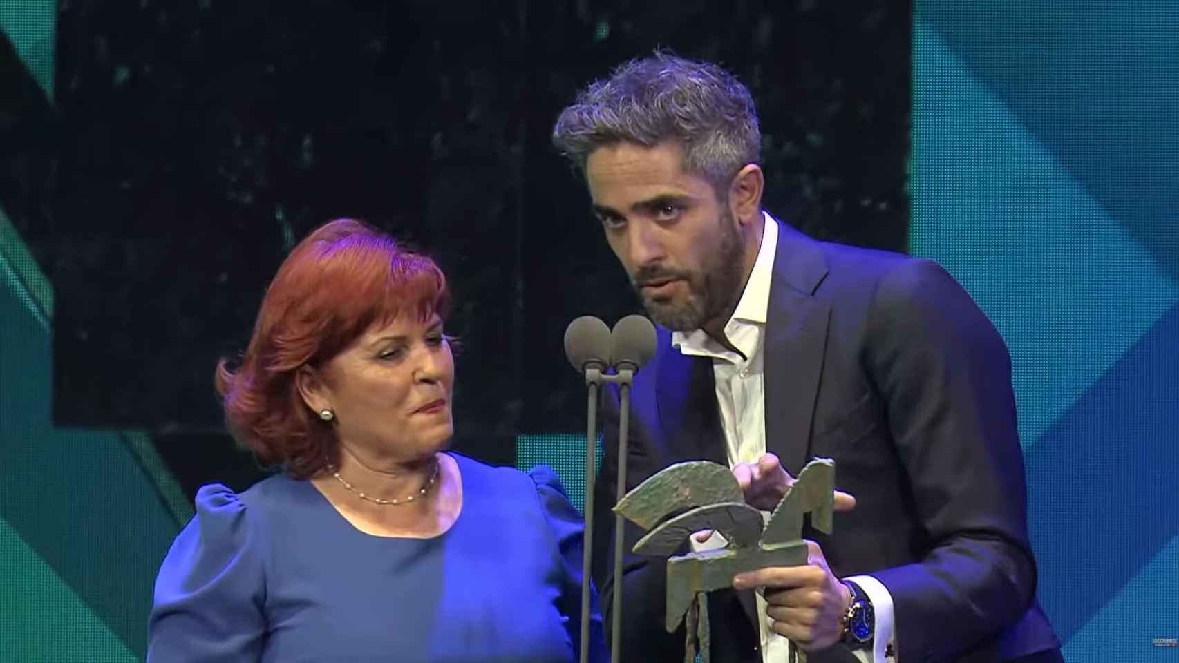 Roberto Leal sube a su madre al escenario al recibir el Ondas: “La bondad para mí eres tú”