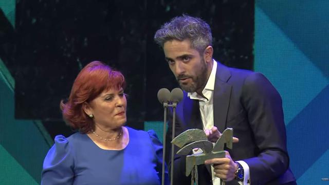 Roberto Leal sube a su madre al escenario al recibir el Ondas: “La bondad para mí eres tú”