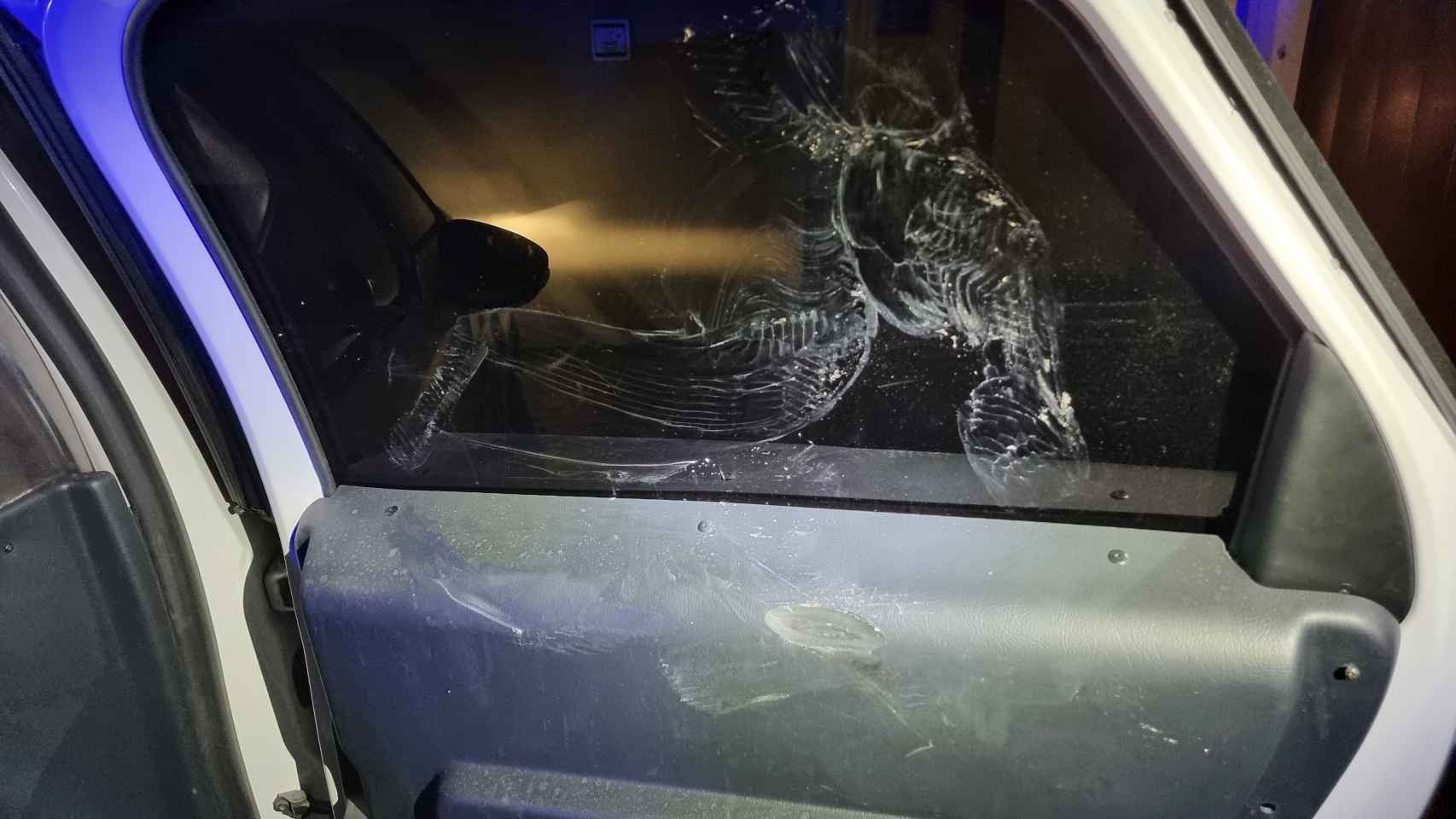 Estado en el que quedó la ventanilla del coche policial / Policía Local de Burgos