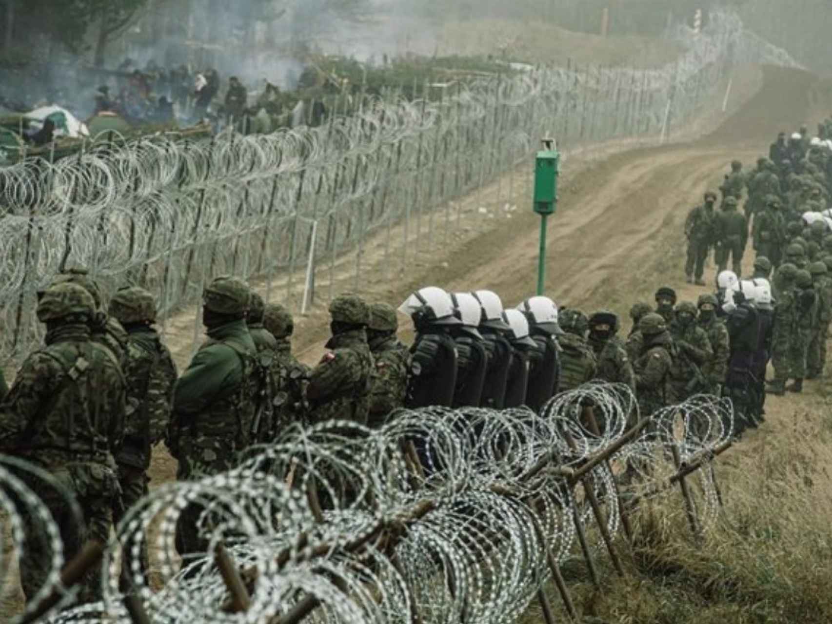Soldados polacos custodian la frontera con ante los intentos de miles de migrantes de cruzar