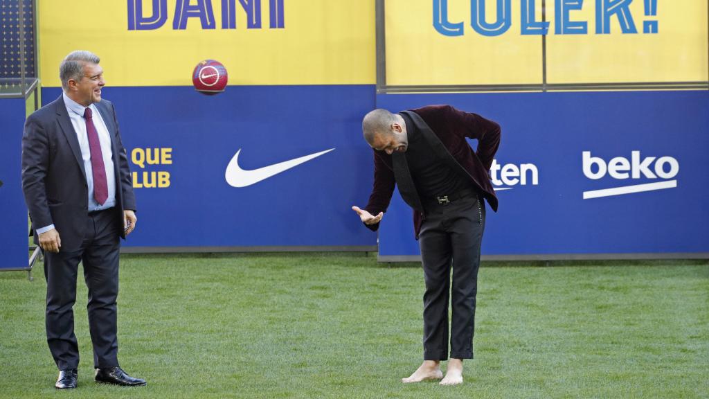 Dani Alves junto a Joan Laporta durante su presentación con el Barça