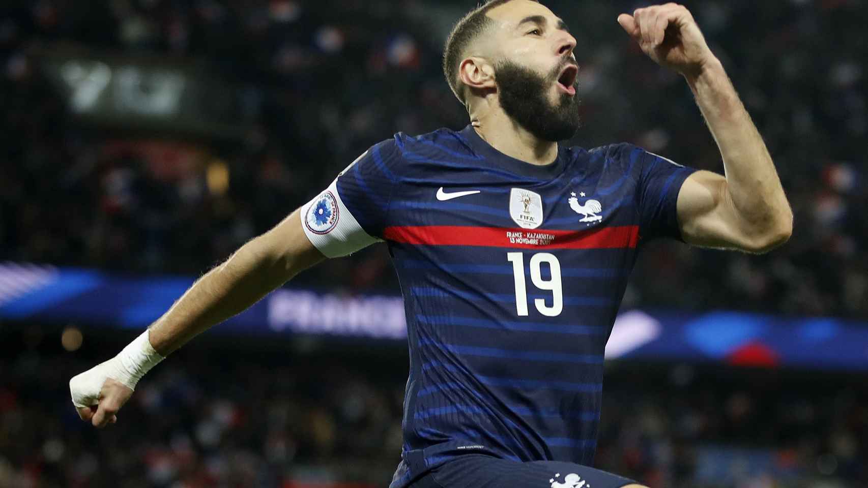 Karim Benzema celebra un gol con la selección de Francia en 2021