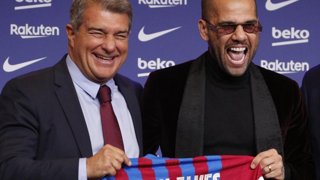 Joan Laporta y Dani Alves, durante la presentación del brasileño