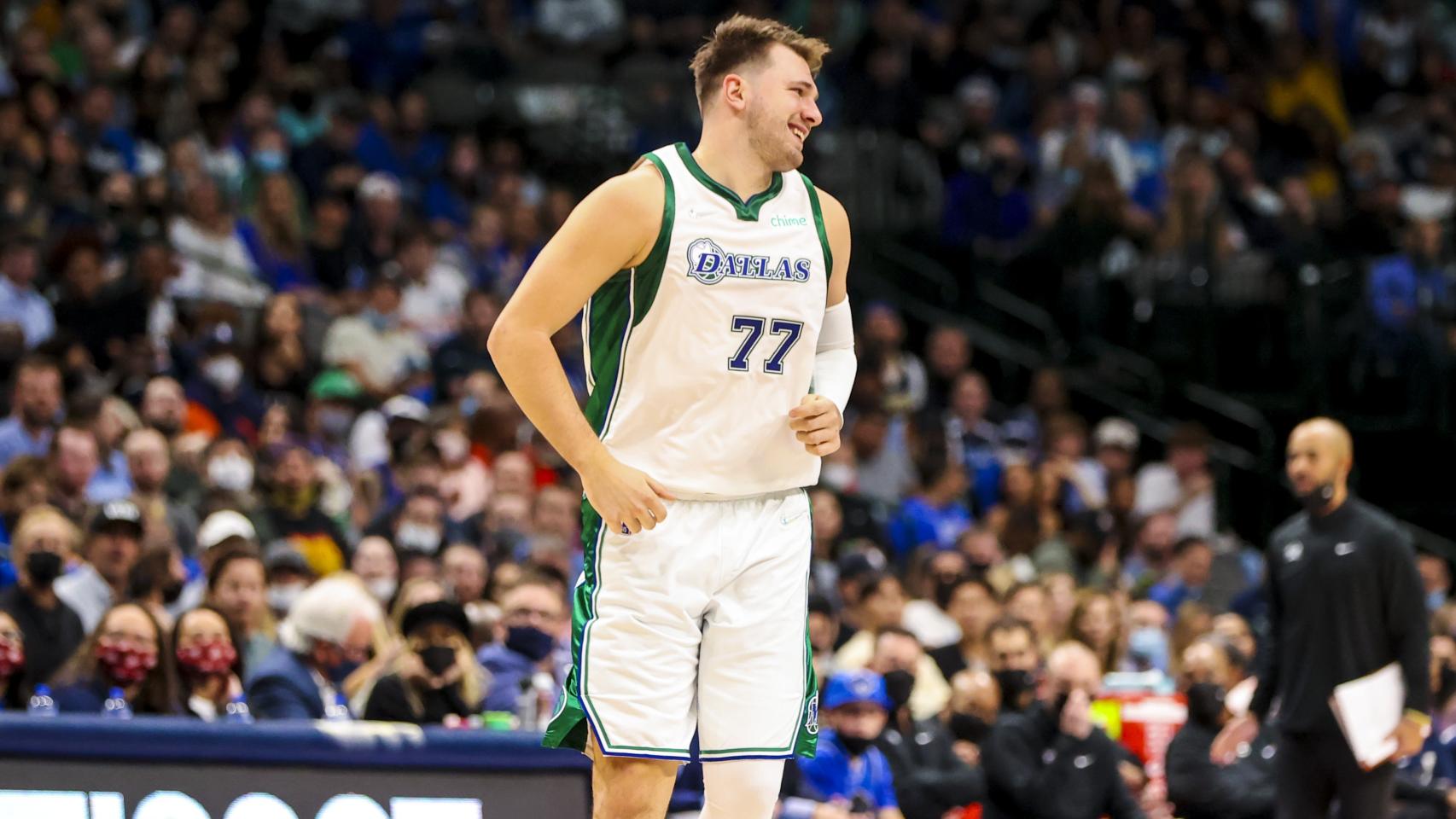 Luka Doncic celebrando una canasta con Dallas Mavericks