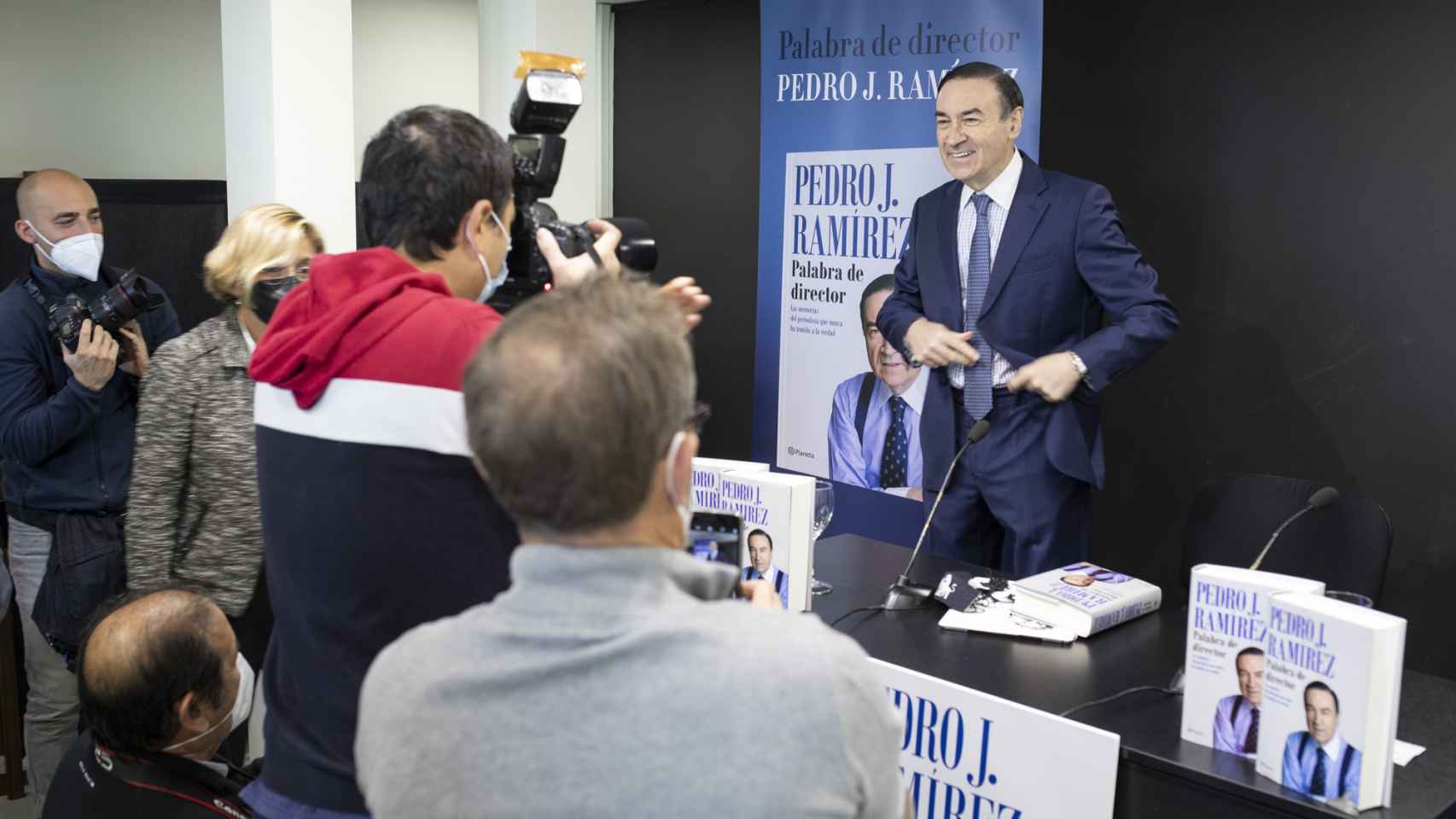 Pedro J. Ramírez, presidente ejecutivo de EL ESPAÑOL, posa ante los fotógrafos en la presentación de su libro 'Palabra de director'.