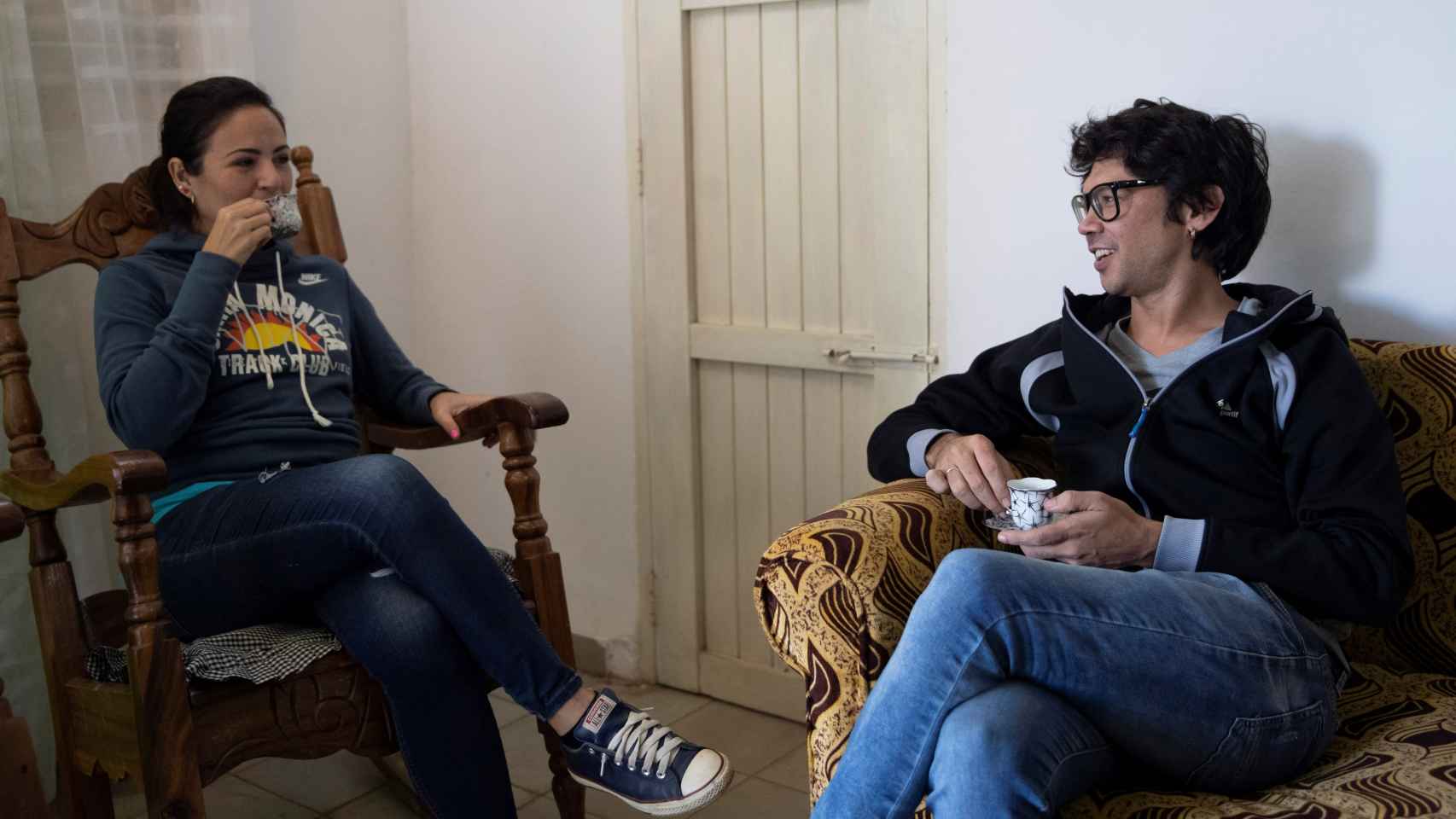 El dramaturgo cubano Yunior García, líder del grupo opositor Archipiélago, toma café junto a su esposa, Dayana Prieto, en su casa de La Habana.