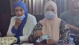 Naima y Saida, dos profesoras marroquíes que trabajan en Ceuta sin contrato ni salario.