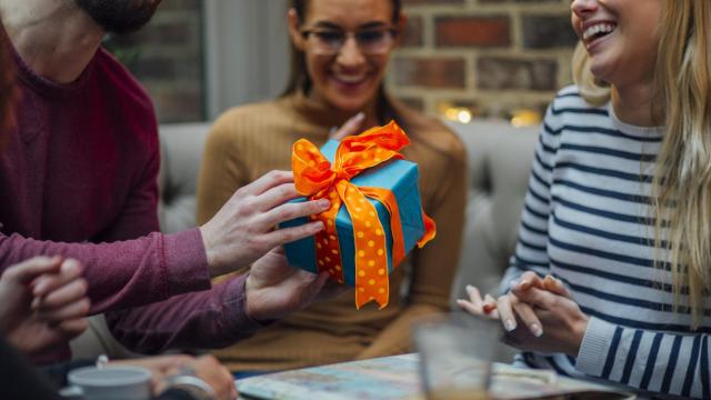 Grupo de amigos recibiendo regalo del amigo invisible