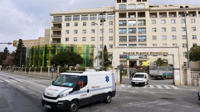 Una ambulancia sale del Hospital Regional de Málaga.