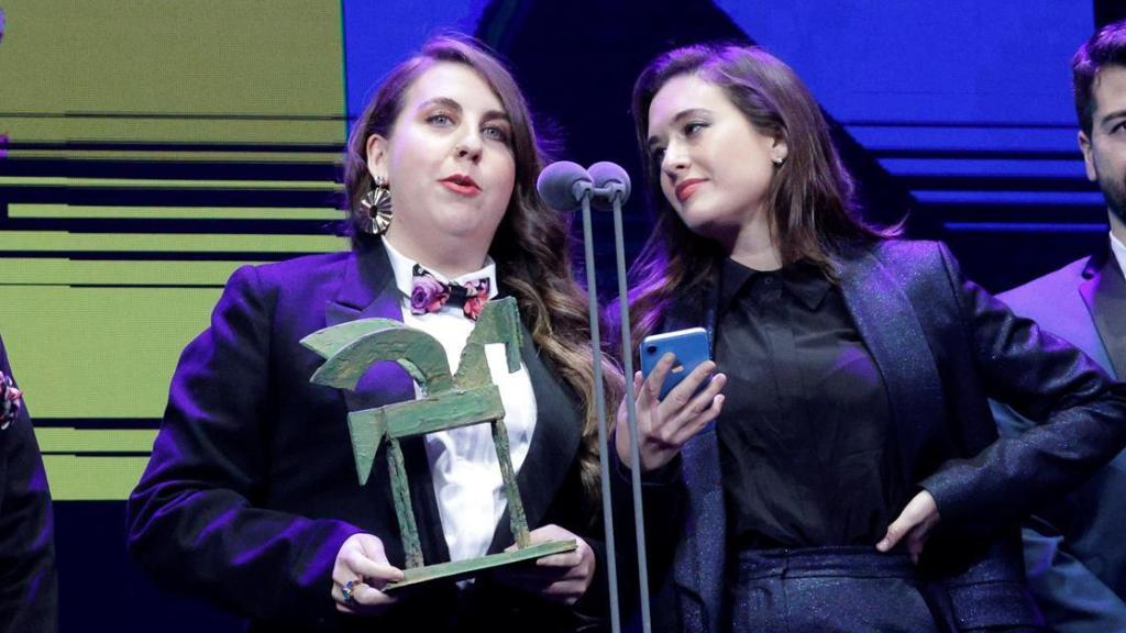 Las humoristas Victoria Martín y Carolina Iglesias tras recibir el premio Ondas Nacional de Radio al Mejor Podcast.