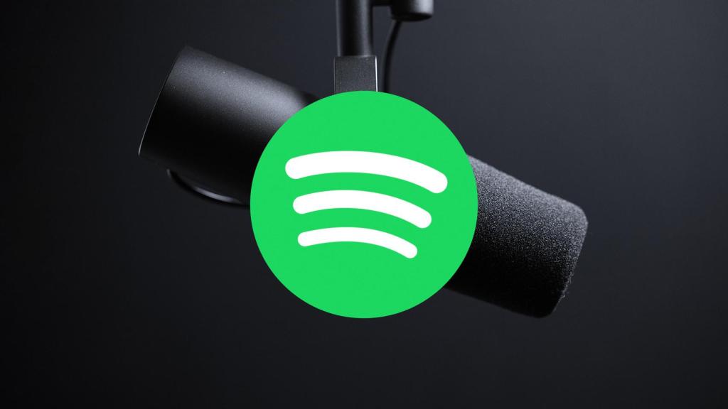 Un micrófono de estudio junto al logo de Spotify.