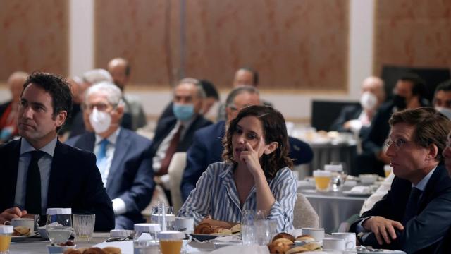 Isabel Díaz Ayuso, entre Teodoro García Egea y José Luis Martínez-Almeida.