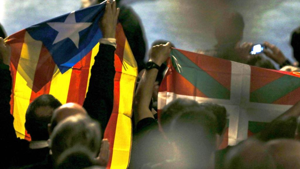 Una ikurriña junto a una estelada.