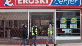Un supermercado cerrado en A Mariña (Lugo) durante la jornada de huelga general para reclamar un futuro industrial para la comarca.