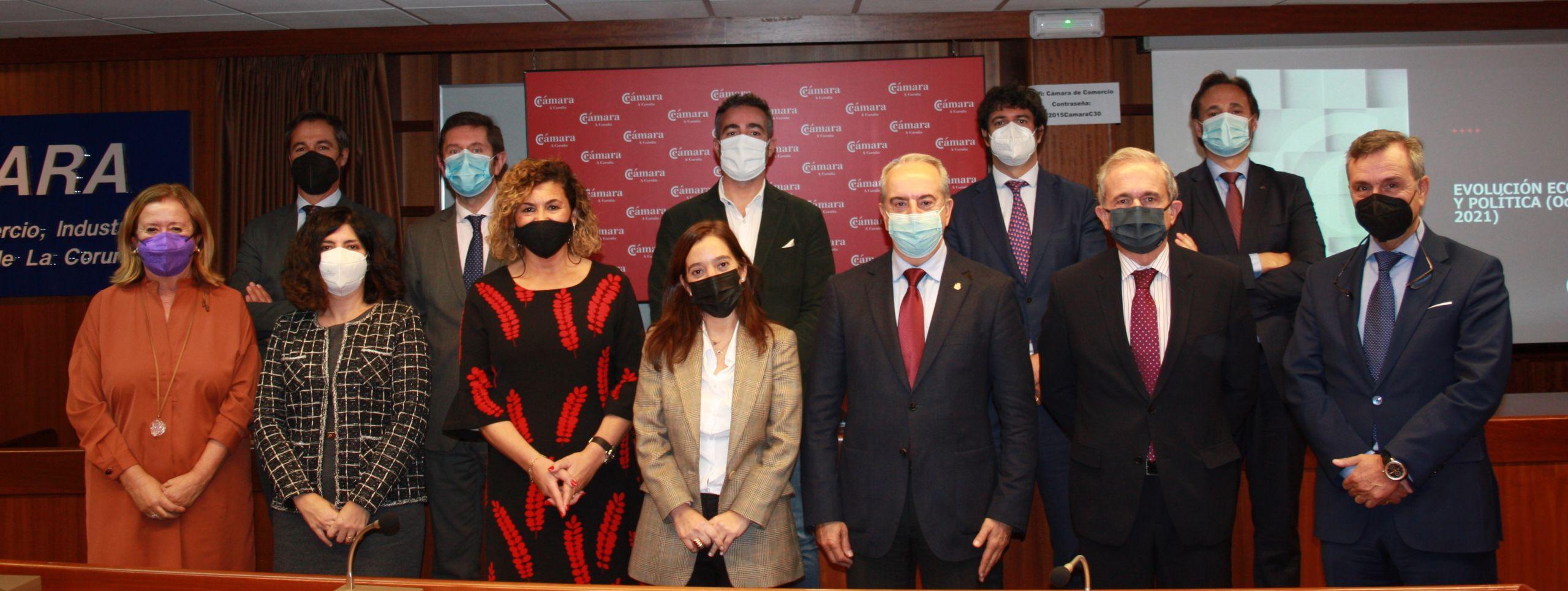 Reunión de Inés Rey, Antonio Couceiro y miembros del Comité Ejecutivo de la entidad (Cámara de A Coruña).