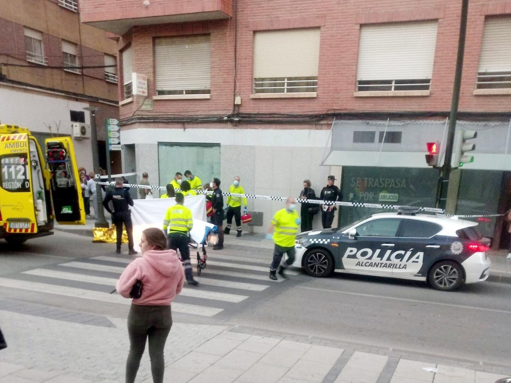 Aurora es atendida dentro de una ambulancia justo después de recibir el impacto de la suicida que captó AlcantarillaenlaRed.