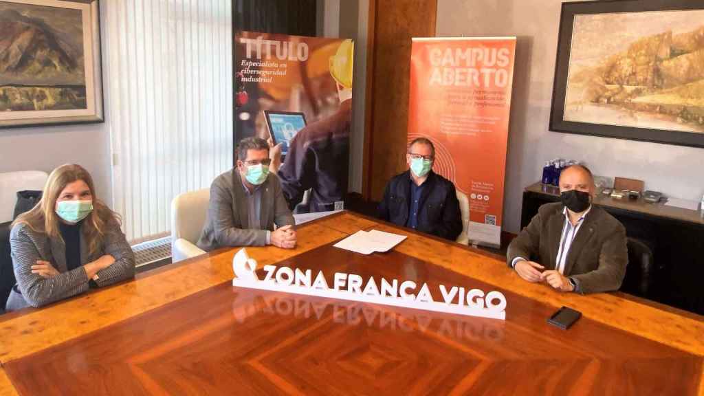 David Regades, de Zona Franca, con Manuel Ramos, María José Moure e Ignacio Armesto de la UVigo