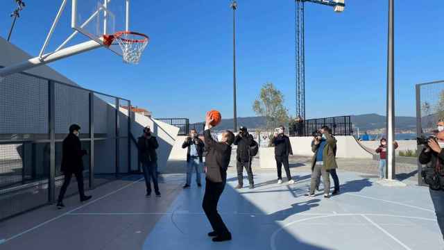 Abel Caballero en la pista de baloncesto de la plaza de Vialia.