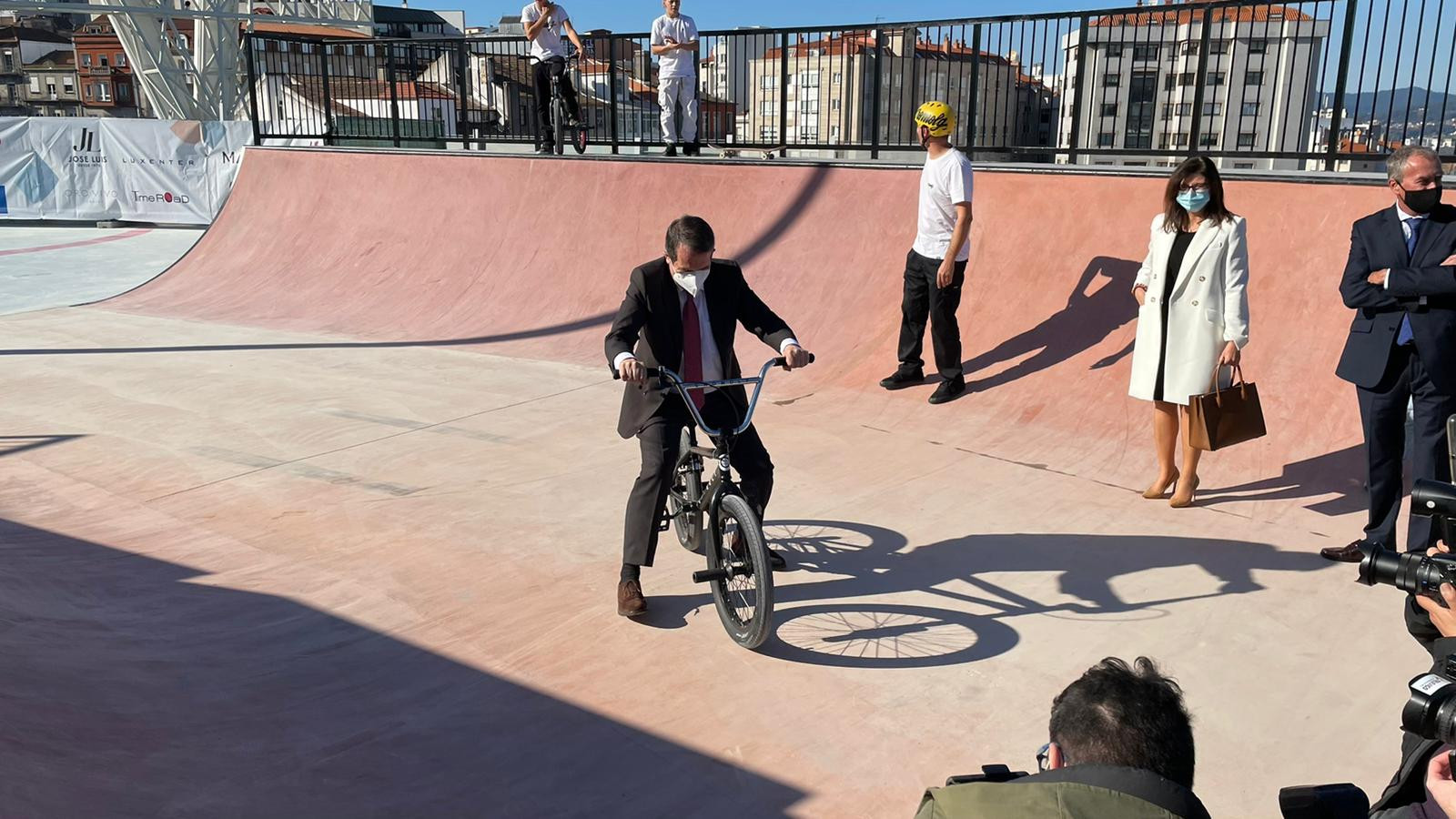 El alcalde en el skatepark de Vialia Vigo. Foto: Treintayseis