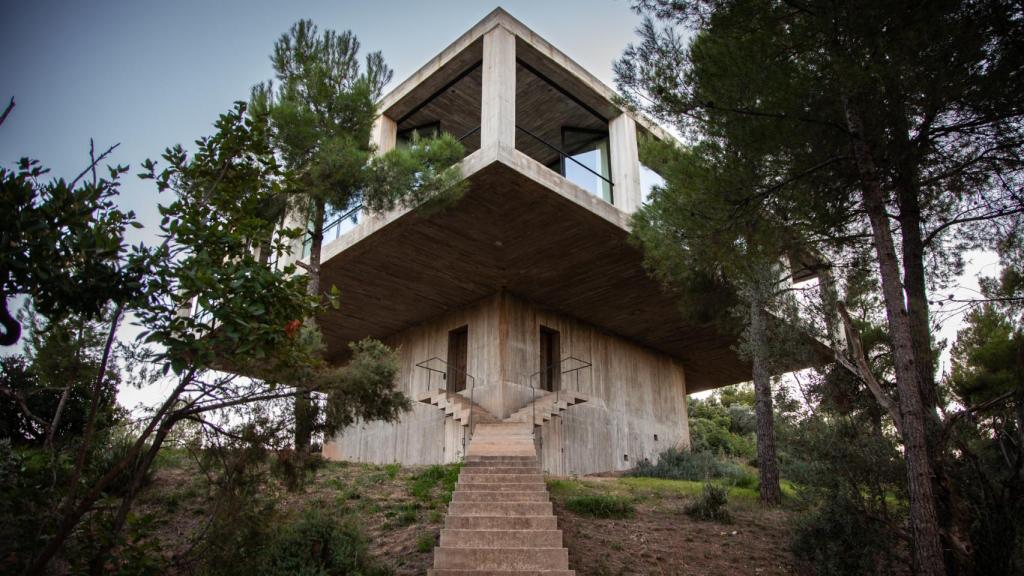 Dos perspectivas de la espectacular casa 'Solo Pezo Von Ellrischausen', de aires brutalistas.