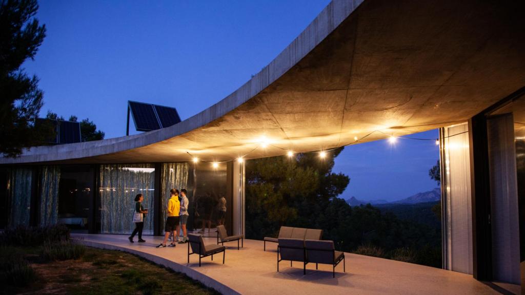 La casa 'Solo Office KGDVS', un espacio totémico en forma de anillo.