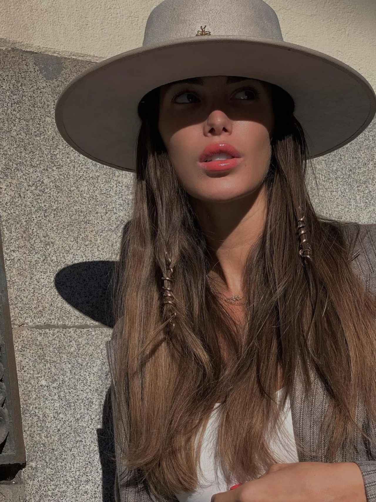 Marta López Álamo luce en sombrero más favorecedor que existe.