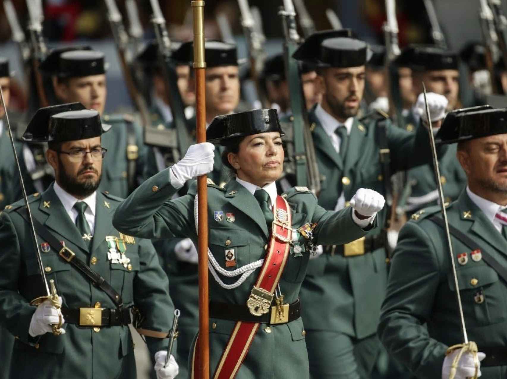 La sargento Martina Fernández, abanderada de su regimiento, en el desfile del 12 octubre de 2019.