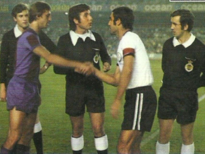 Ángel Pérez Huerta saluda a Cruyff, al que marcó en el Nou Camp en la temporada 75-76