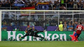 Juanfran Torres lanza su penalti en San Siro durante la final de la Champions League frente al Real Madrid