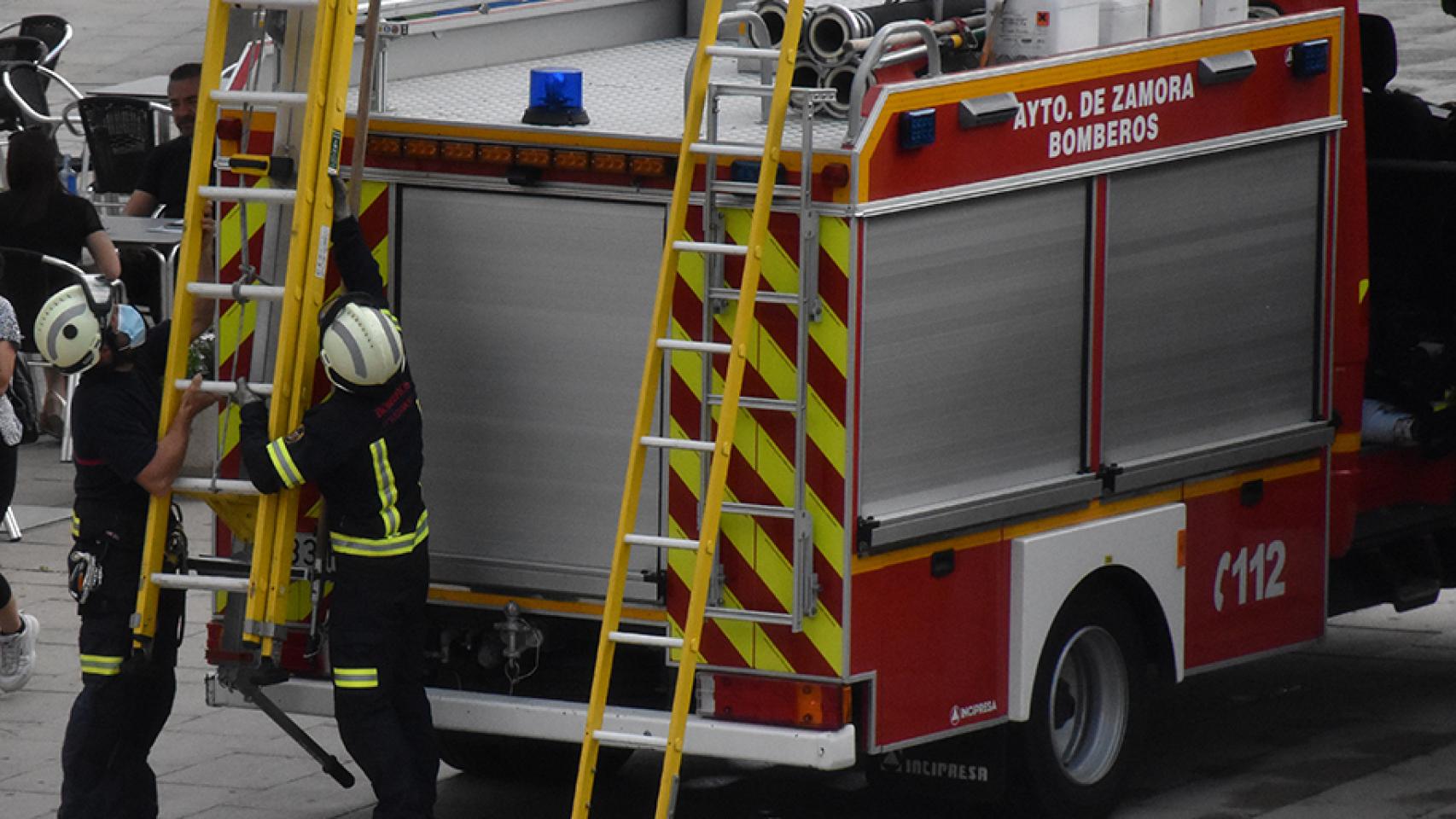 Bomberos de Zamora durante una intervención - Archivo