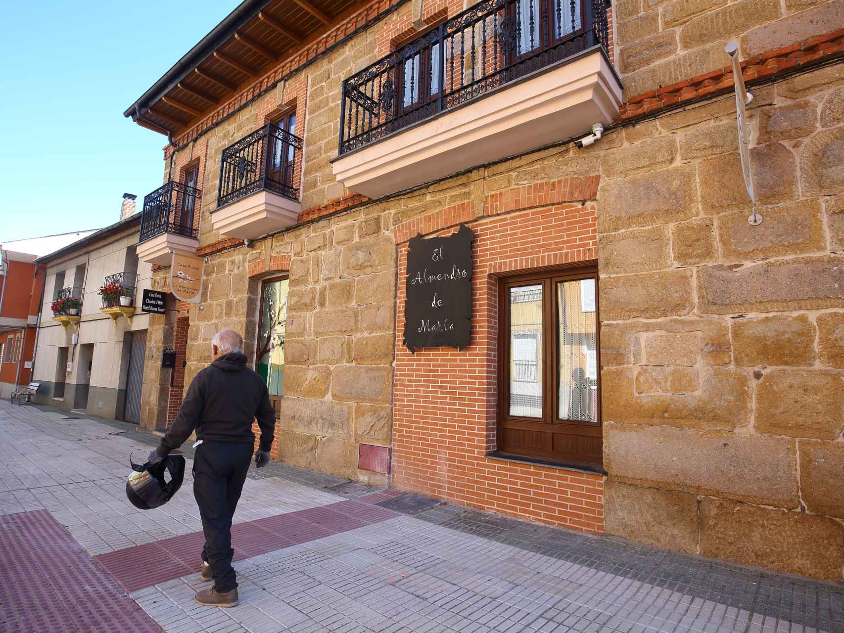 Casa rural 'El Almendro de María', en la localidad de Columbrianos / César Sánchez ICAL