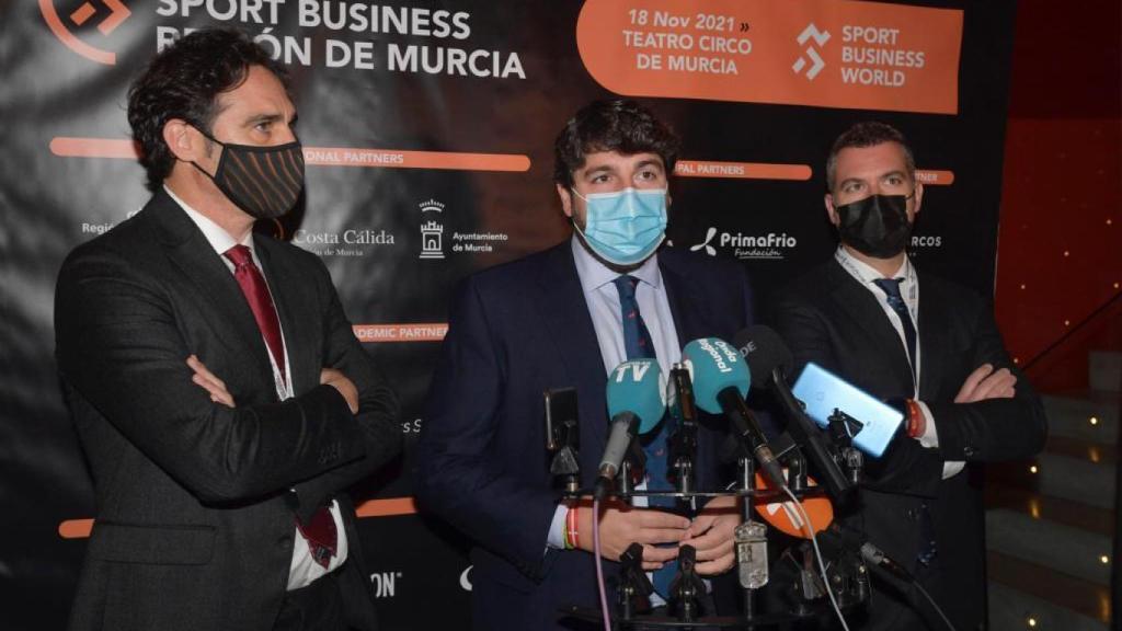 El presidente de Murcia, Fernando López Miras (c), junto a Antonio Ruiz y José García, directores de Costa Cálida Región de Murcia Sport Business.