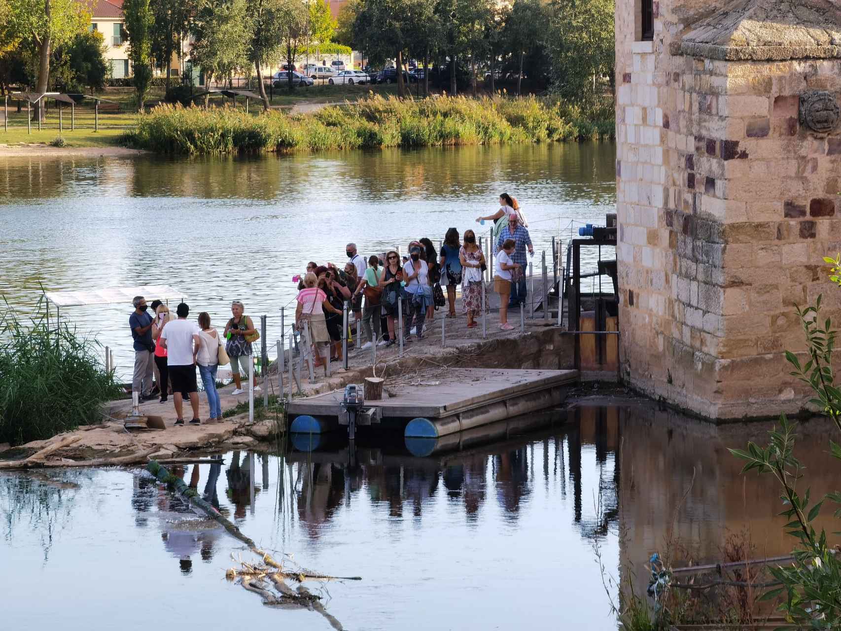 Turistas a punto de disfrutar de un paseo en barca por el Duero