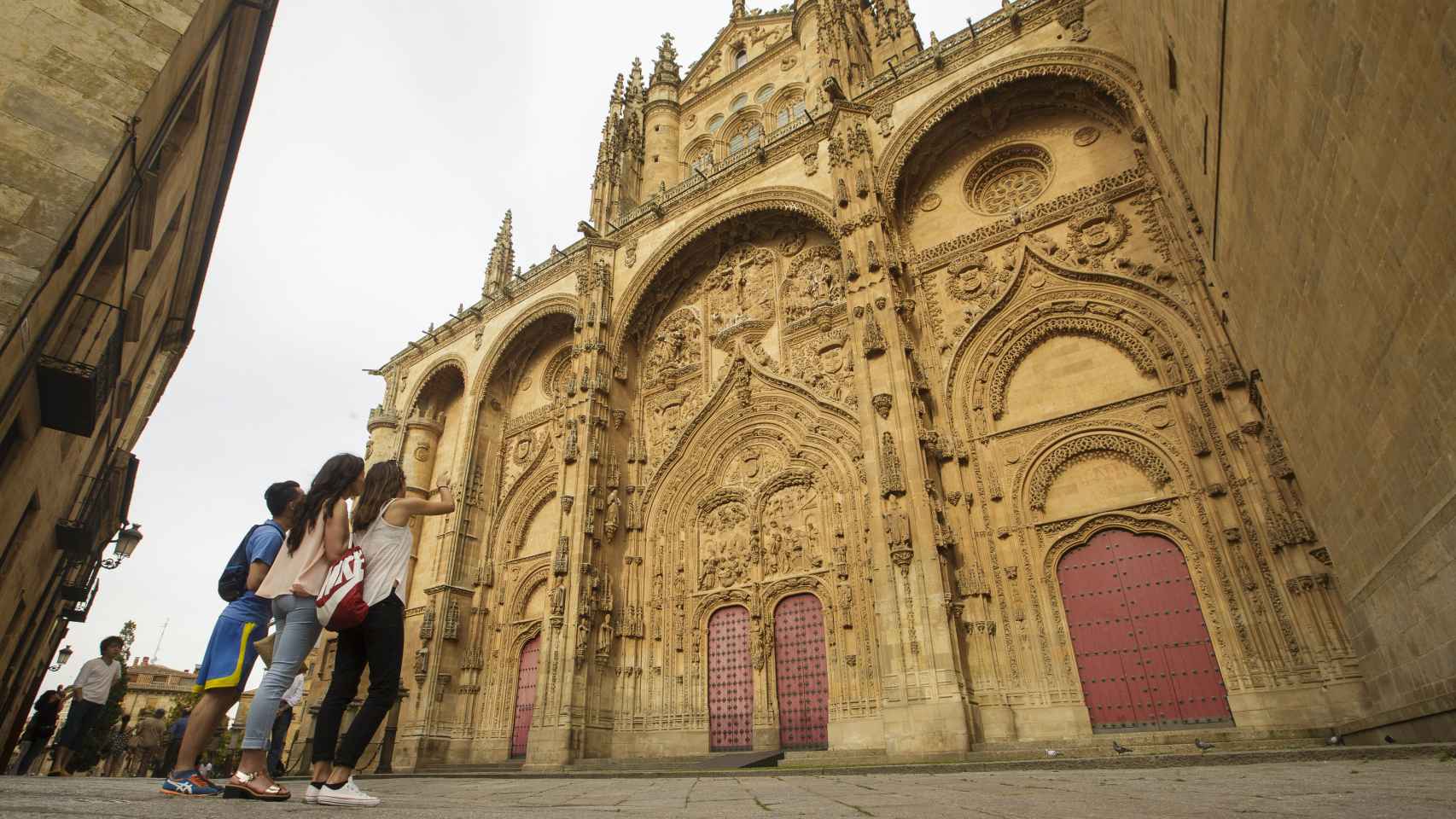 Un grupo de turistas contempla la Catedral Nueva