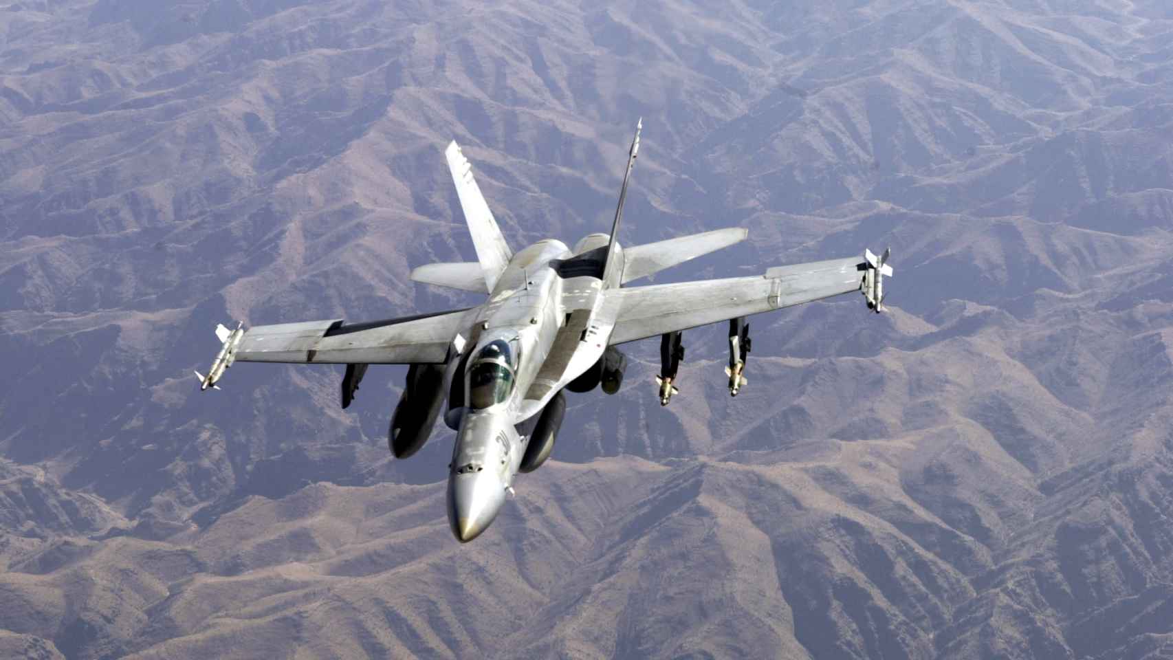 Un bombardero estadounidense sobrevuela Afganistán en octubre de 2001.