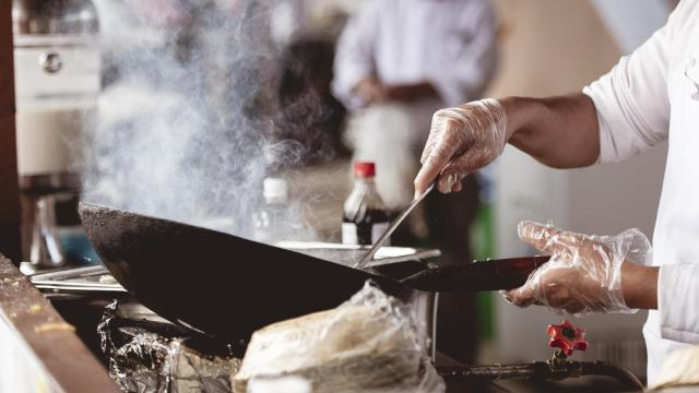 Inútil, no vales para nada: multa de 13.000€ por 11 años de vejaciones a una ayudante de cocina de Benidorm.