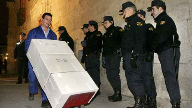 19 de enero de 2006: primera salida de documentos del Archivo de la Guerra Civil de Salamanca con destino a Cataluña bajo un fuerte dispositivo policlal