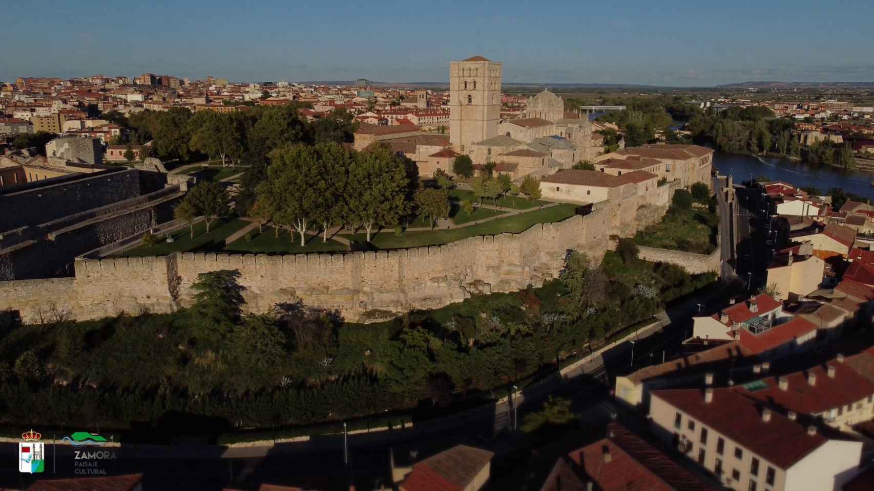 Vista aérea de la Catedral de Zamora y el recinto amurallado, sobre la atalaya del Duero