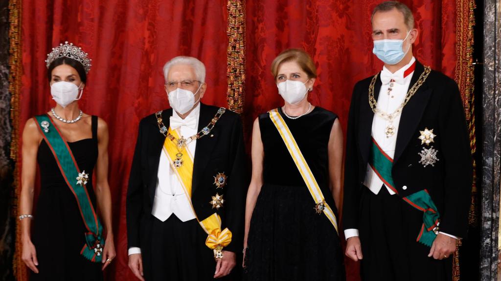 Los Reyes de España junto al presidente de Italia y su hija.