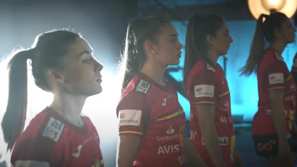 Las jugadoras de la selección española de balonmano durante el videoclip de la canción de Carlos Baute